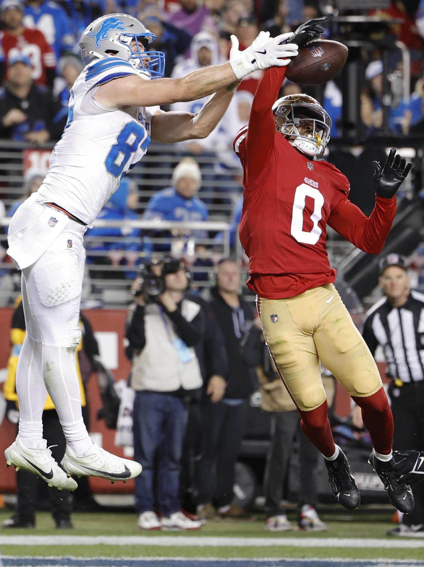 El esquinero de San Francisco 49ers, Renardo Green (d), intercepta un pase destinado al ala cerrada de Detroit Lions, Sam LaPorta (i) durante el partido de la penúltima semana de la NFL jugado este lunes en Santa Clara (California). EFE/EPA/JOHN G. MABANGLO
