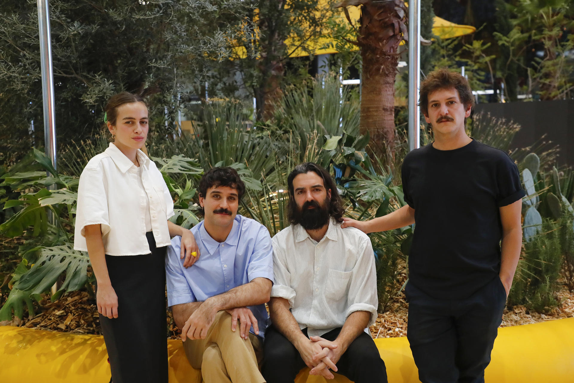 Fotografía del 29 de noviembre de 2024 que muestra, de izquierda a derecha, a los diseñadores españoles, Elena Fuentes, Ramón Martínez, Jorge Sobejano y Álvaro Molins posando al término de una entrevista con EFE, en el marco de la 38 edición de la Feria Internacional del Libro (FIL) de Guadalajara (México). EFE/ Francisco Guasco
