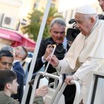 El Papa Francisco enciende una vela en la pequeña estatua de la Madonuccia, santa patrona de Ajaccio, durante su visita a la isla de Córcega. Imagen de archivo. EFE/ETTORE FERRARI