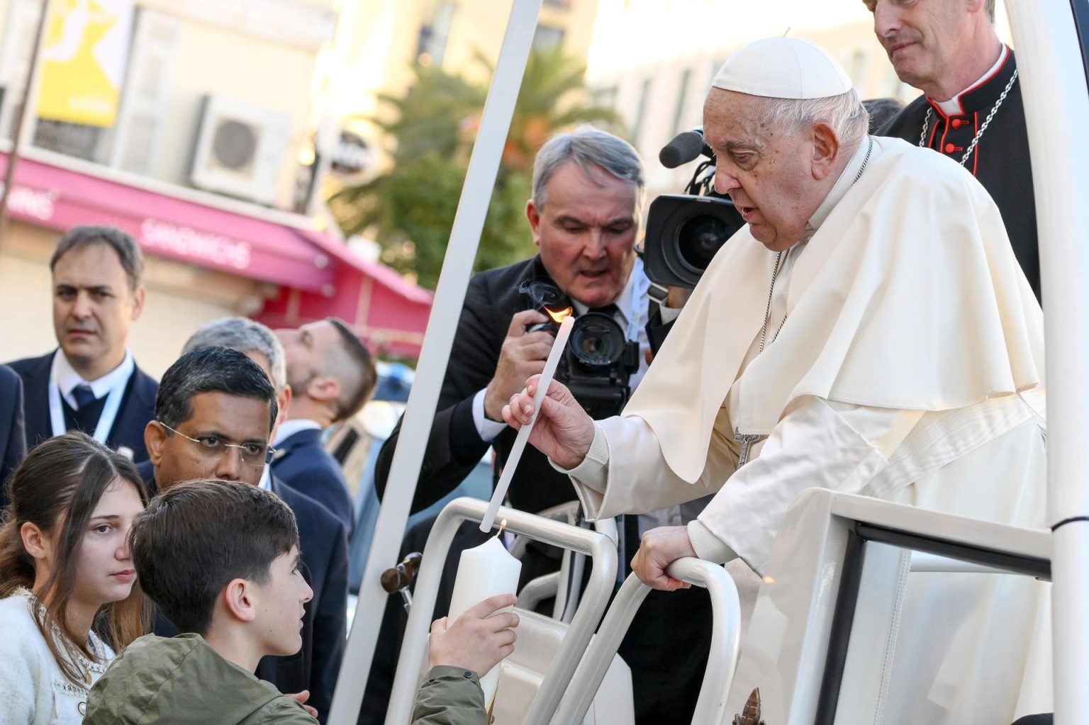 El Papa Francisco enciende una vela en la pequeña estatua de la Madonuccia, santa patrona de Ajaccio, durante su visita a la isla de Córcega. Imagen de archivo. EFE/ETTORE FERRARI