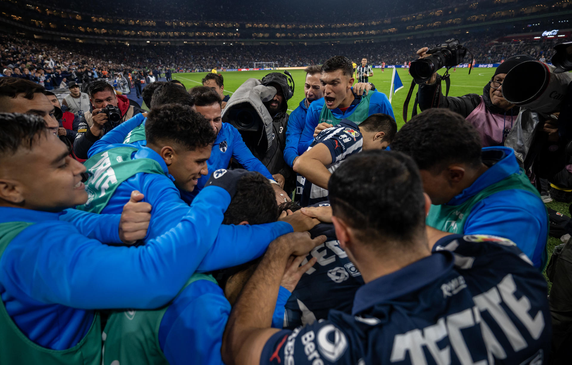 Jugadores de Monterrey celebran este sábado la clasificación a la final del Torneo Apertura mexicano tras golear por 5-1 a San Luis. EFE/Miguel Sierra
