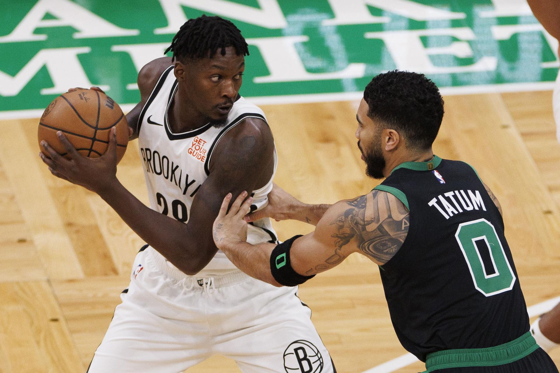 Fotografía de archivo, tomada el pasado 8 de noviembre, en la que se registró al alero Dorian Finney-Smith (i), al actuar para los Nets de Brooklyn y disputar un balón con Jayson Tatum (d), alero estrella de los Celtics de Boston, durante un partido de la NBA, en el coliseo TD Garden de Boston (Massachusetts, EE.UU.). EFE/CJ Gunther
