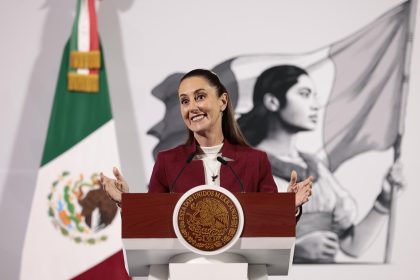 La presidenta de México, Claudia Sheinbaum, participa este jueves durante una rueda de prensa en Palacio Nacional de la Ciudad de México (México). EFE/José Méndez