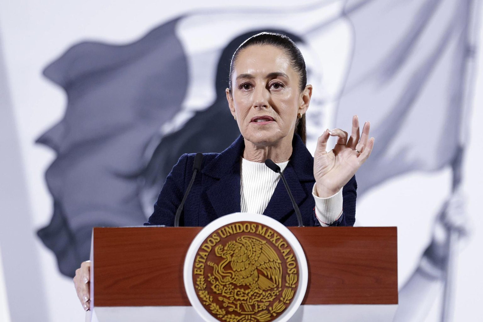 La presidenta de México, Claudia Sheinbaum habla durante una rueda de prensa este lunes, en Palacio Nacional de la Ciudad de México (México). EFE/Sáshenka Gutiérrez