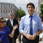 Fotografía de archivo del primer ministro canadiense, Justin Trudeau (d), y la ministra de Finanzas de Canadá, Chrystia Freeland (i). EFE/ EPA/ Valentyn Ogirenko/ POOL