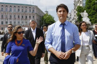 Fotografía de archivo del primer ministro canadiense, Justin Trudeau (d), y la ministra de Finanzas de Canadá, Chrystia Freeland (i). EFE/ EPA/ Valentyn Ogirenko/ POOL