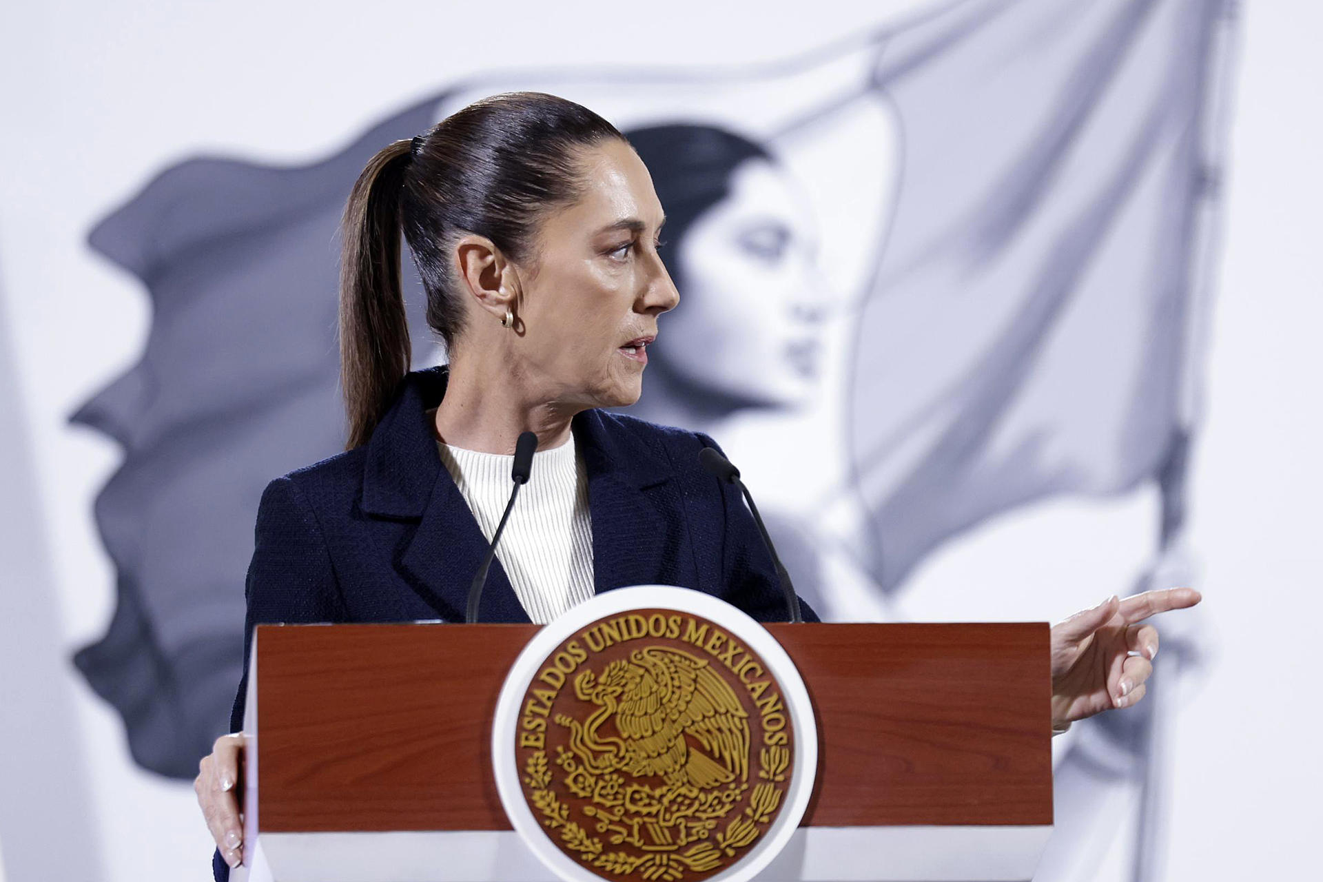 La presidenta de México, Claudia Sheinbaum habla durante una rueda de prensa este lunes, en Palacio Nacional de la Ciudad de México (México). EFE/Sáshenka Gutiérrez
