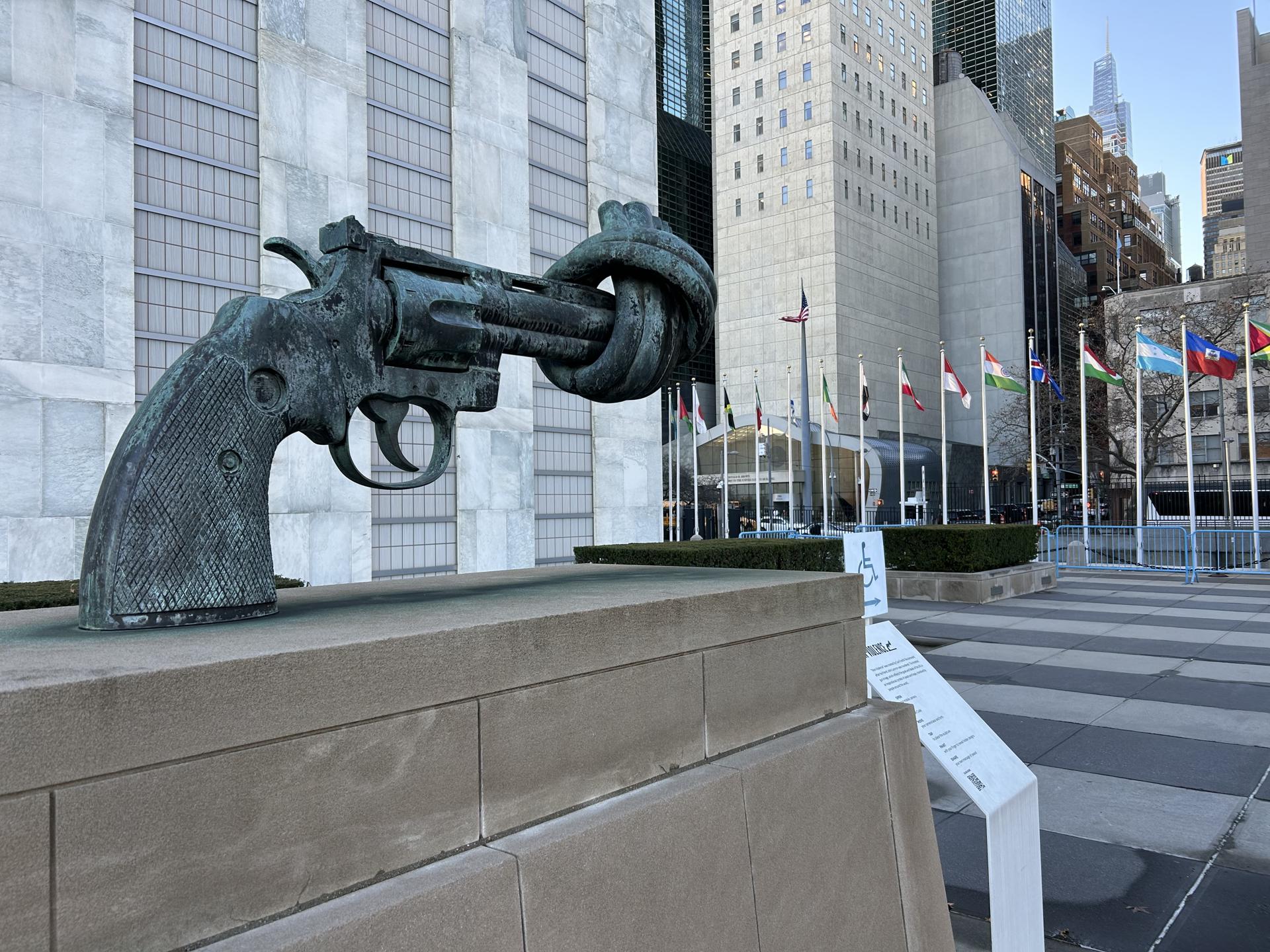 Fotografía del 17 de diciembre de 2024 de la escultura del artista sueco Carl Fredrik Reuterswärd, la 'Pistola Anudada' en la sede de las Naciones Unidas, en Nueva York (Estados Unidos). EFE/ Javier Otazu
