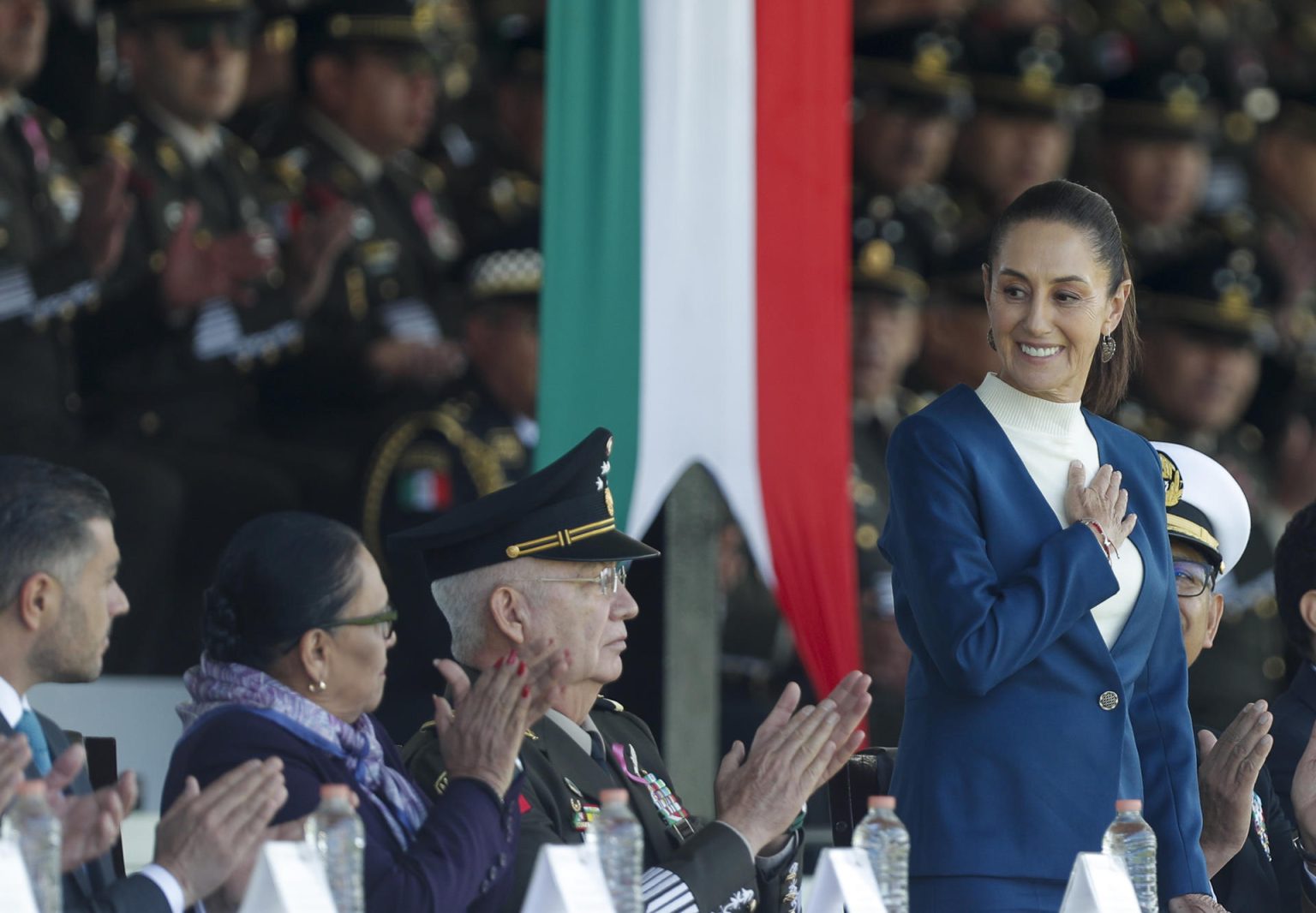 Fotografía de archivo del 3 de octubre de 2024, de la presidenta de México, Claudia Sheinbaum, durante una acto protocolario con las Fuerzas Armadas y Guardia Nacional, en la Ciudad de México (México). EFE/ Isaac Esquivel