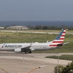 Fotografía de archivo del 30 de mayo de 2024 de un avión de la compañía American Airlines antes de decolar en Puerto Príncipe (Haití). EFE/ Orlando Barría