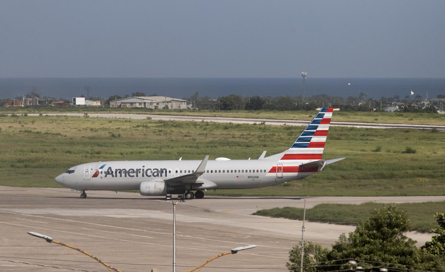 Fotografía de archivo del 30 de mayo de 2024 de un avión de la compañía American Airlines antes de decolar en Puerto Príncipe (Haití). EFE/ Orlando Barría