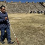 Personas con discapacidad motriz acuden a la zona arqueológica de Monte Albán, el 13 de diciembre de 2024, en la ciudad de Oaxaca (México). EFE/ Jesús Méndez