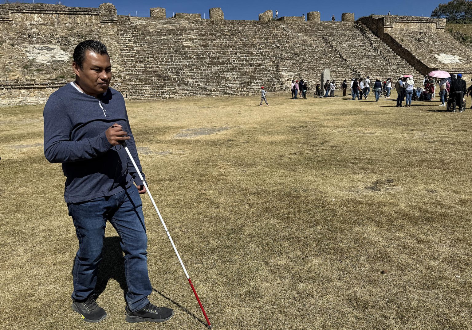 Personas con discapacidad motriz acuden a la zona arqueológica de Monte Albán, el 13 de diciembre de 2024, en la ciudad de Oaxaca (México). EFE/ Jesús Méndez