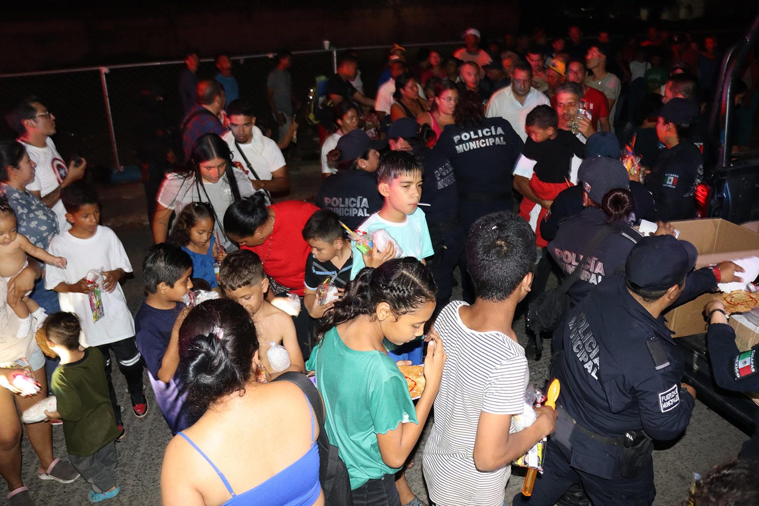 Migrantes reciben comida este martes en campamentos improvisados y plazas principales en el municipio de Tapachula en Chiapas (México). EFE/Juan Manuel Blanco