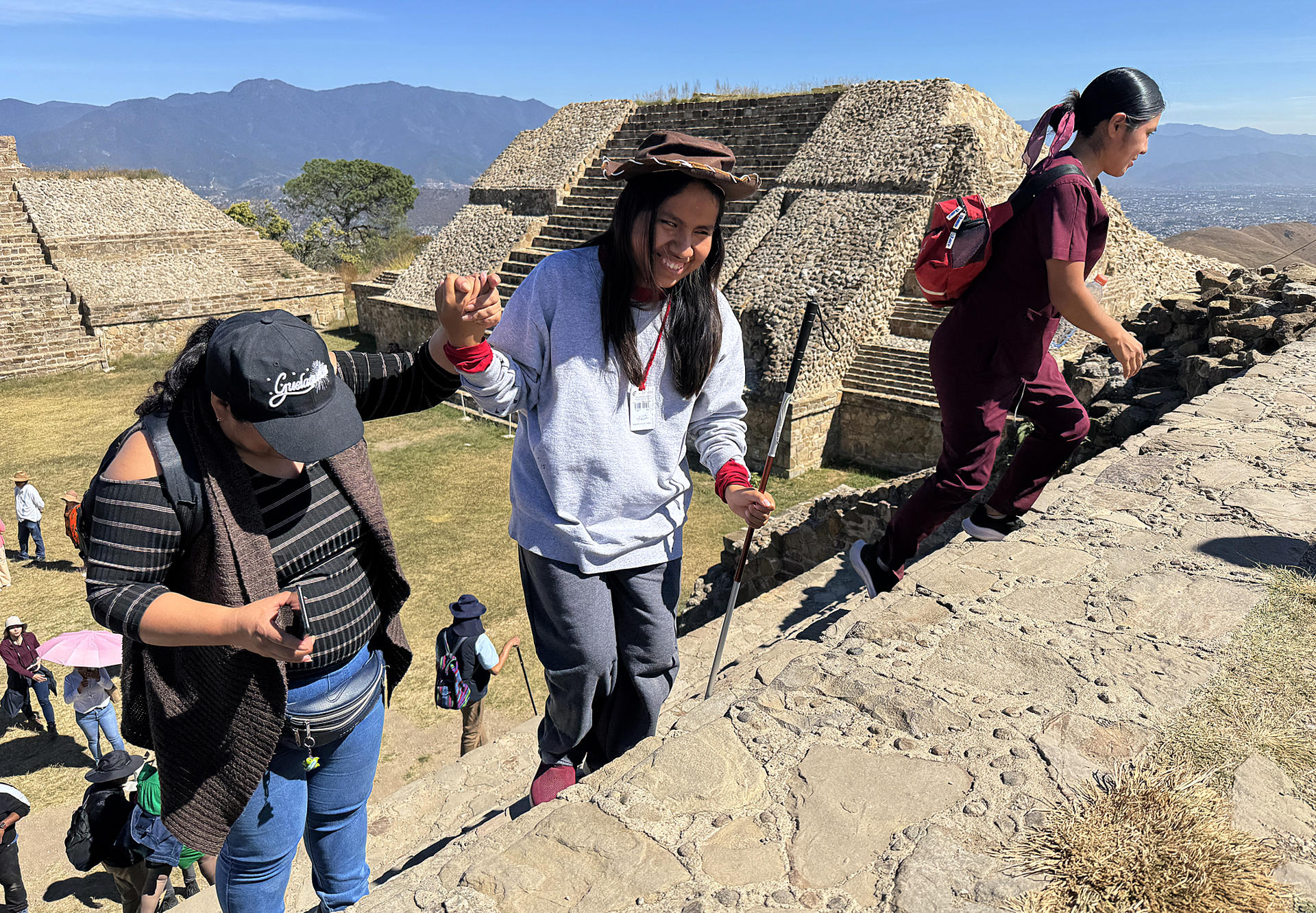 Personas con discapacidad motriz acuden a la zona arqueológica de Monte Albán, el 13 de diciembre de 2024, en la ciudad de Oaxaca (México). EFE/ Jesús Méndez
