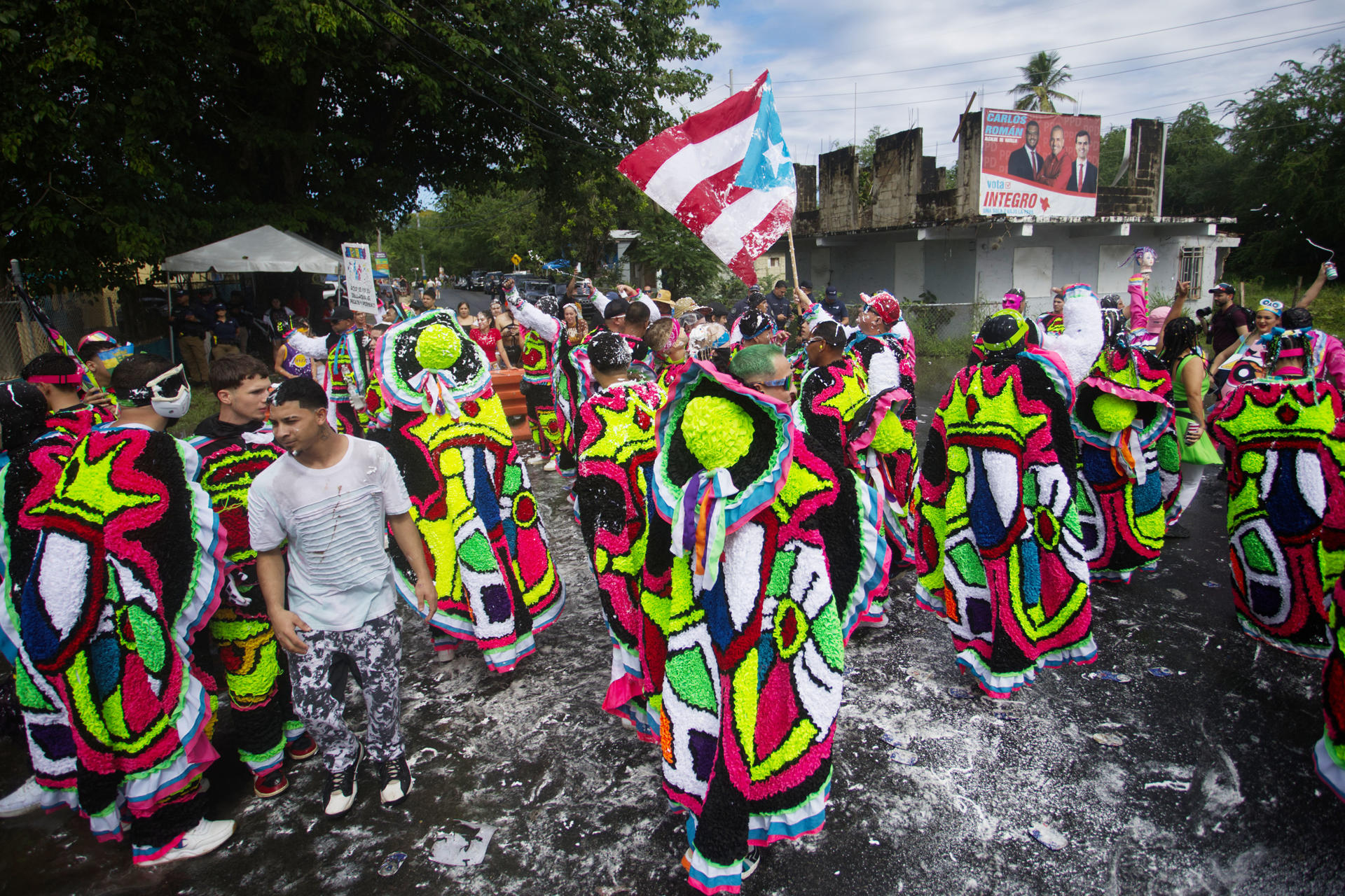 Un grupo de personas disfrazadas participan en el tradicional Festival de Las Máscaras de Hatillo este sábado, en Hatillo (Puerto Rico). EFE/ Thais Llorca
