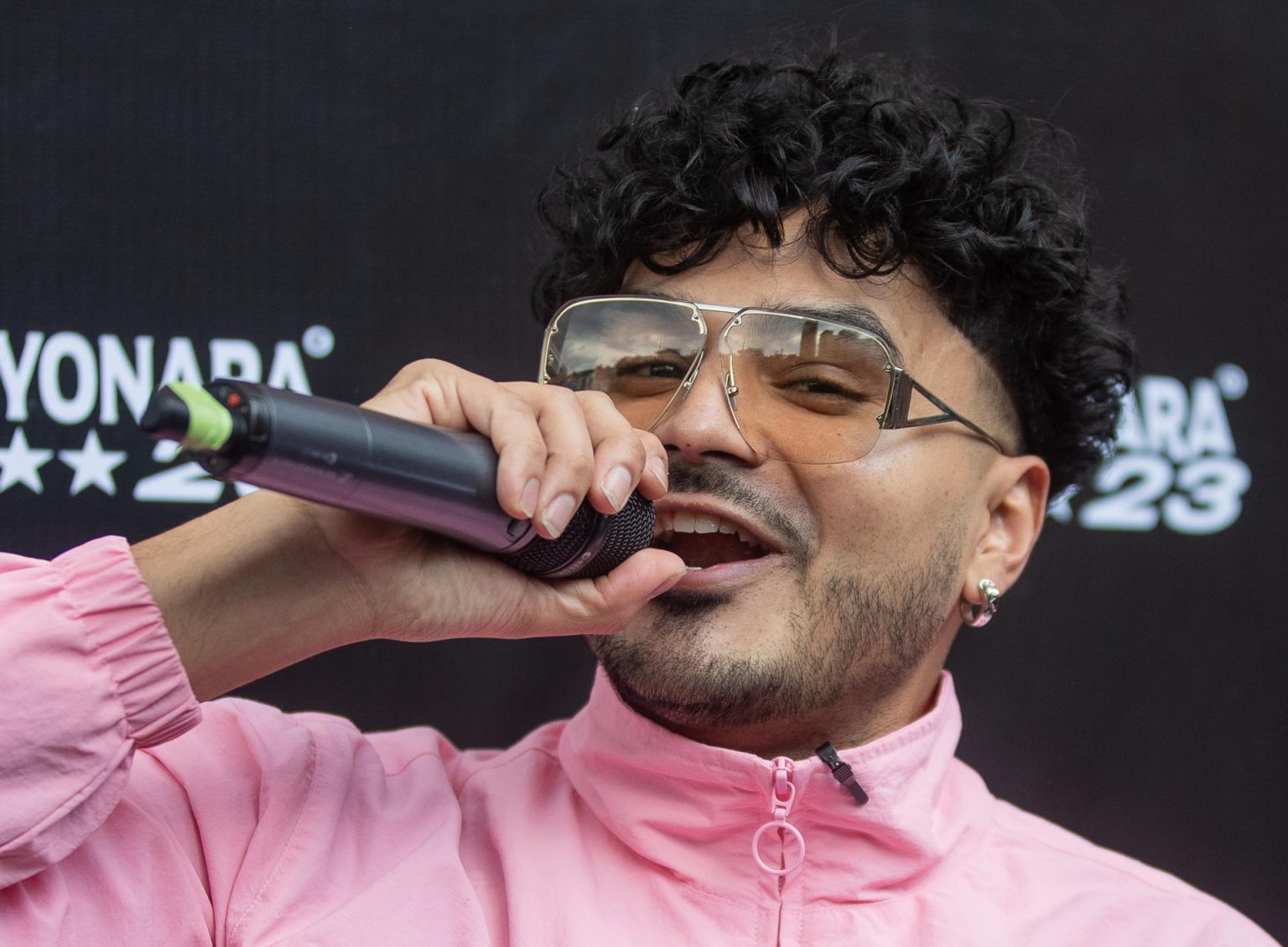 El rapero puertorriqueño, Álvaro Díaz interpreta una canción en un centro comercial en la Ciudad de México (México). Imagen de archivo. EFE/Isaac Esquivel