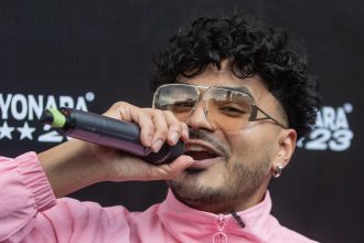 El rapero puertorriqueño, Álvaro Díaz interpreta una canción en un centro comercial en la Ciudad de México (México). Imagen de archivo. EFE/Isaac Esquivel