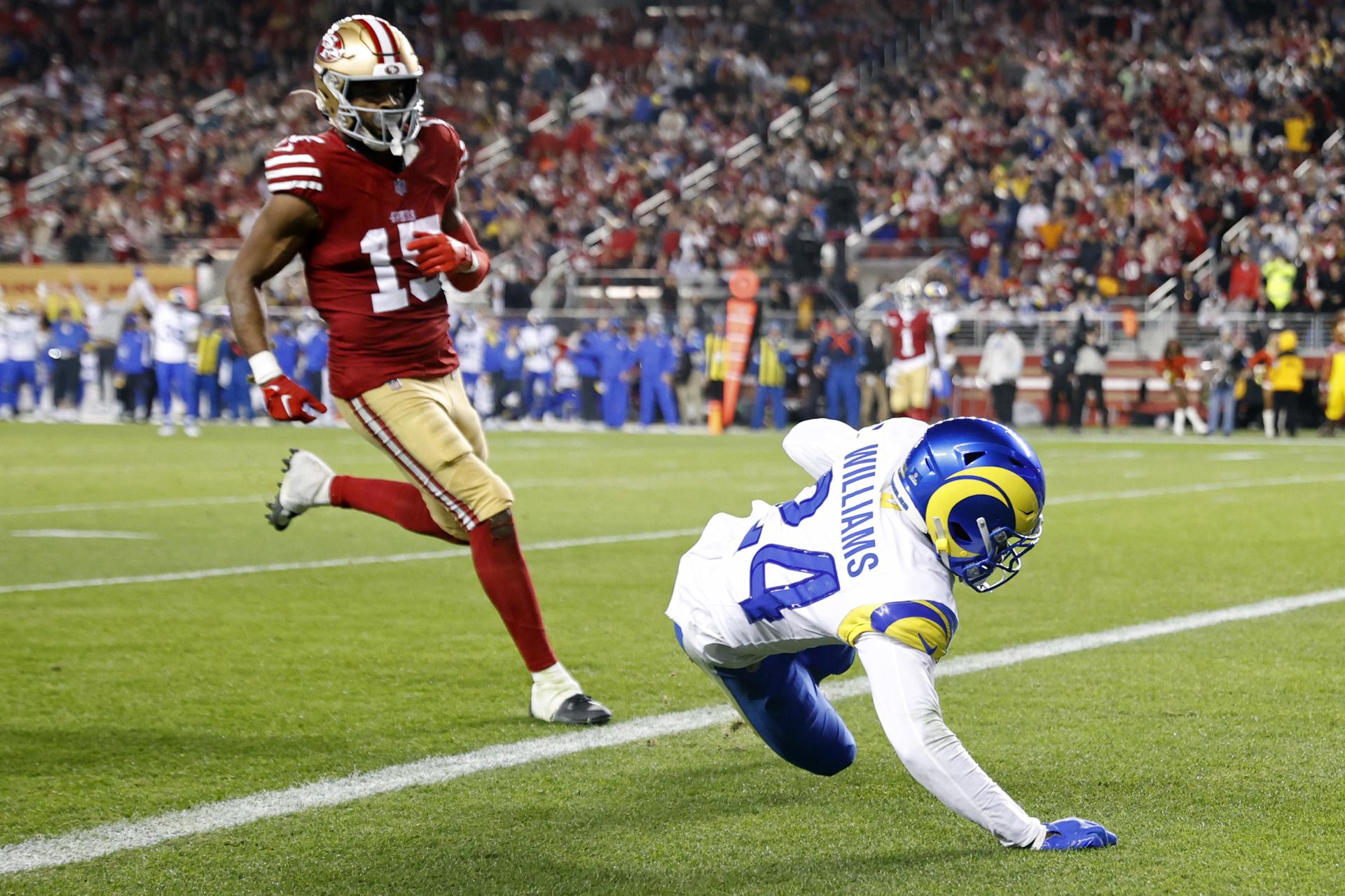 El esquinero de Los Angeles Rams, Darious Williams, intercepta un pase destinado al receptor de San Francisco 49ers, Jauan Jennings (i), durante el juego de este jueves en Santa Clara (California). EFE/EPA/JOHN G. MABANGLO
