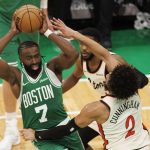 El escolta de Boston Celtics, Jaylen Brown, resiste con el balón a la presión del escolta de Detroit Pistons, Cade Cunningham, durante el partido que ganaron este miércoles por 130-120.EFE/EPA/CJ GUNTHER SHUTTERSTOCK