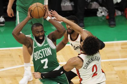 El escolta de Boston Celtics, Jaylen Brown, resiste con el balón a la presión del escolta de Detroit Pistons, Cade Cunningham, durante el partido que ganaron este miércoles por 130-120.EFE/EPA/CJ GUNTHER SHUTTERSTOCK