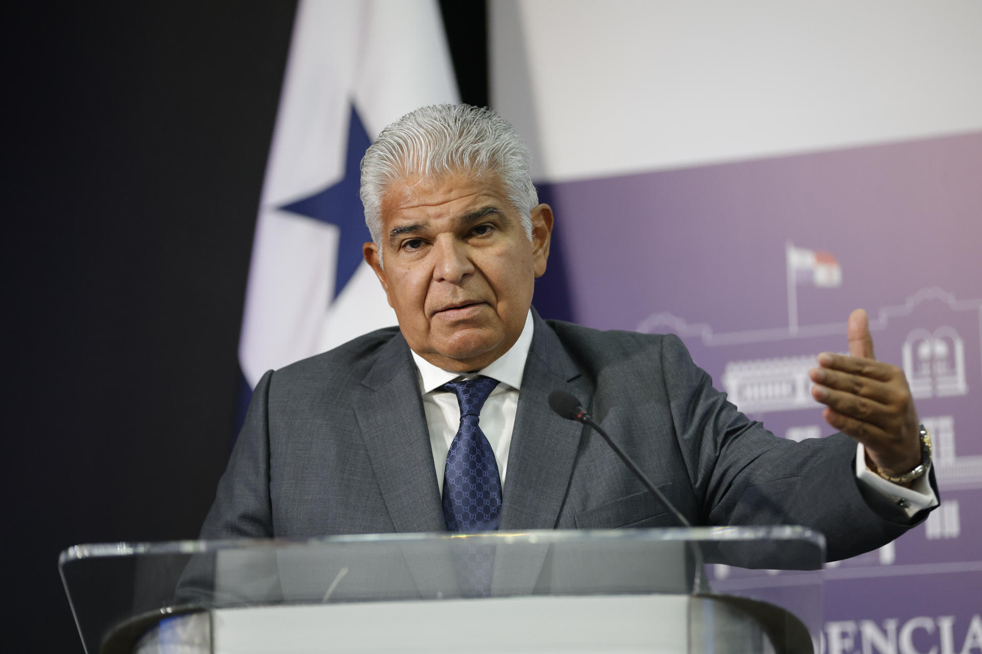 El presidente de Panamá, José Raúl Mulino, habla durante una conferencia de prensa este jueves en Ciudad de Panamá (Panamá). EFE/ Bienvenido Velasco
