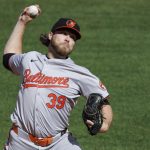 Fotografía de archivo, tomada el pasado 9 de abril, en la que se registró al abridor Corbin Burnes, al lanzar para los Orioles de Baltimore, durante un partido de la MlB contra los Medias Rojas, en el estadio Fenway Park de Boston (Massachusetts, EE.UU). EFE/CJ Gunther