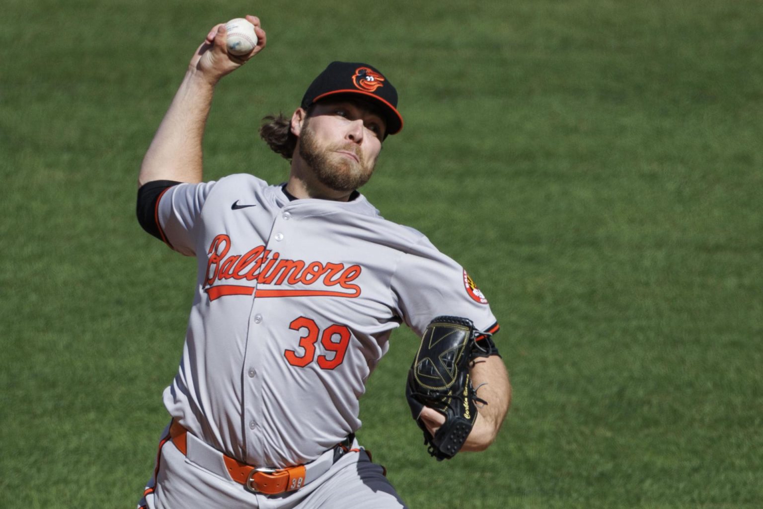 Fotografía de archivo, tomada el pasado 9 de abril, en la que se registró al abridor Corbin Burnes, al lanzar para los Orioles de Baltimore, durante un partido de la MlB contra los Medias Rojas, en el estadio Fenway Park de Boston (Massachusetts, EE.UU). EFE/CJ Gunther