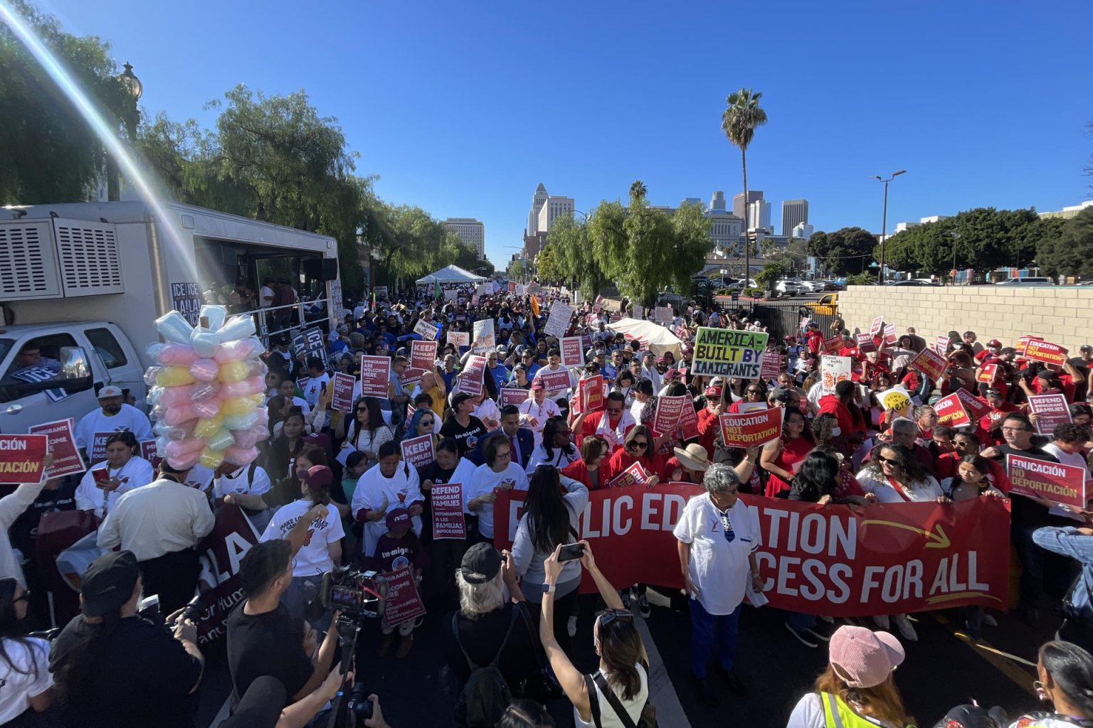 Fotografía cedida por la Coalición por los Derechos Humanos del Inmigrante en Los Ángeles (Chirla) de un grupo de personas durante una manifestación este miércoles, en Los Ángeles (EE.UU.). EFE/ CHIRLA / SOLO USO EDITORIAL/SOLO DISPONIBLE PARA ILUSTRAR LA NOTICIA QUE ACOMPAÑA (CRÉDITO OBLIGATORIO)