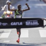 El atleta keniano Wilson Kiprono Too celebra al ganar la 99ª edición de la Carrera Internacional de San Silvestre en Sao Paulo (Brasil). EFE/ Isaac Fontana