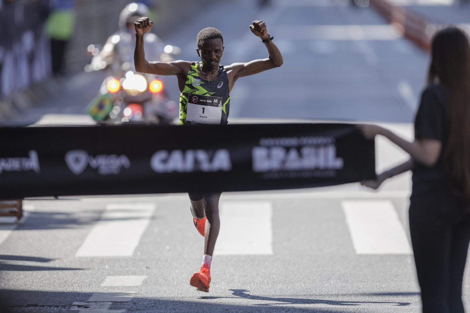 El atleta keniano Wilson Kiprono Too celebra al ganar la 99ª edición de la Carrera Internacional de San Silvestre en Sao Paulo (Brasil). EFE/ Isaac Fontana