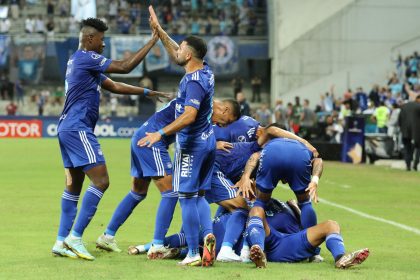 Fotografía de archivo en la que se registró una celebración de jugadores del club ecuatoriano de fútbol Emelec, en el estadio George Capwell de Guayaquil (Ecuador). EFE/ Jonathan Miranda