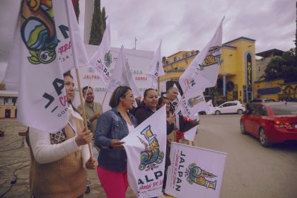 Pobladores reciben a migrantes mexicanos que regresan de Estados Unidos este jueves, en el municipio de Jalpan de Serra (México). EFE/ Sergio Adrián Ángeles