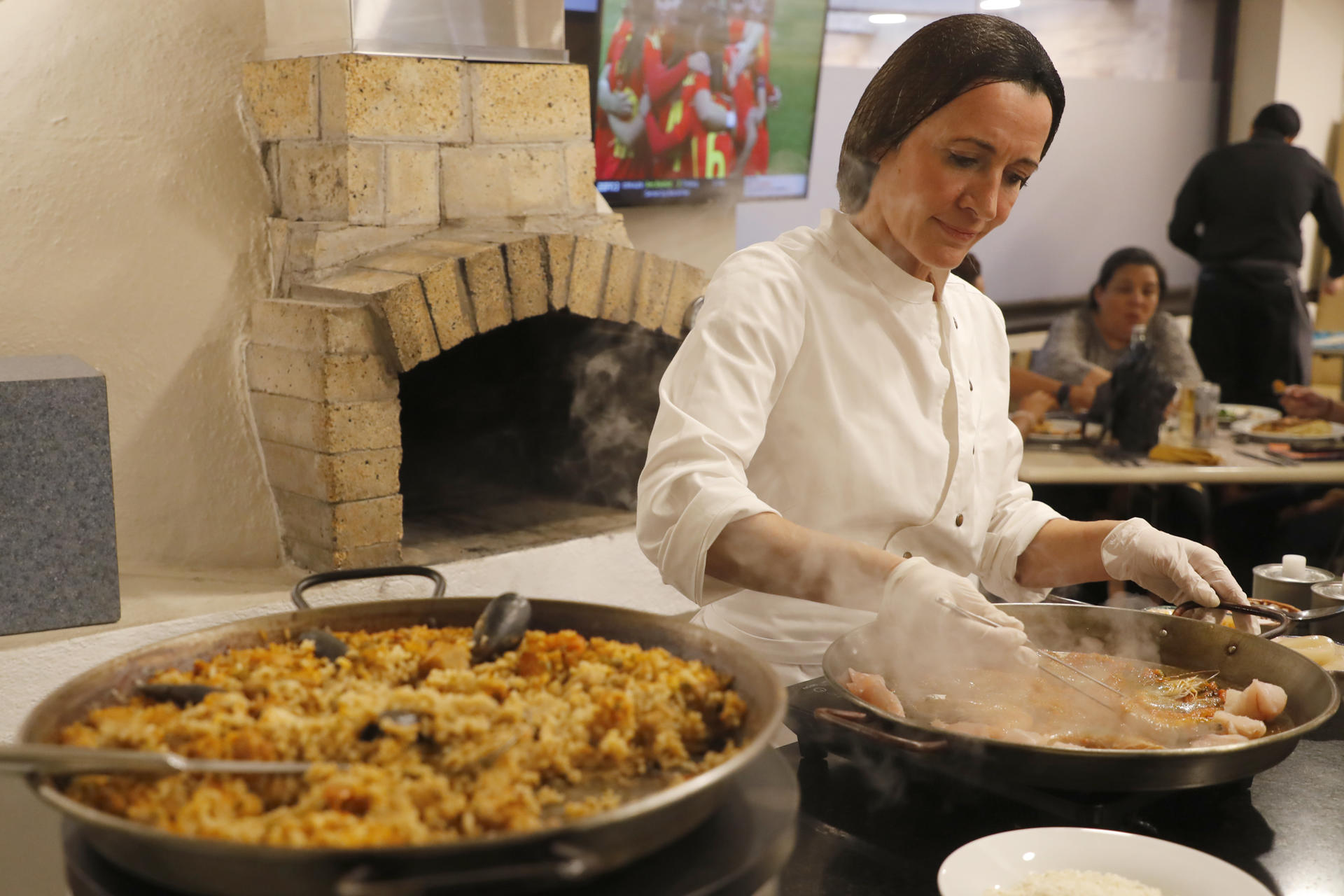 Fotografía de este lunes de la chef española Begoña Rodrigo preparando un plato en el marco de la 38 edición de la Feria Internacional del Libro de Guadalajara (FIL), en Jalisco (México). EFE/ Francisco Guasco
