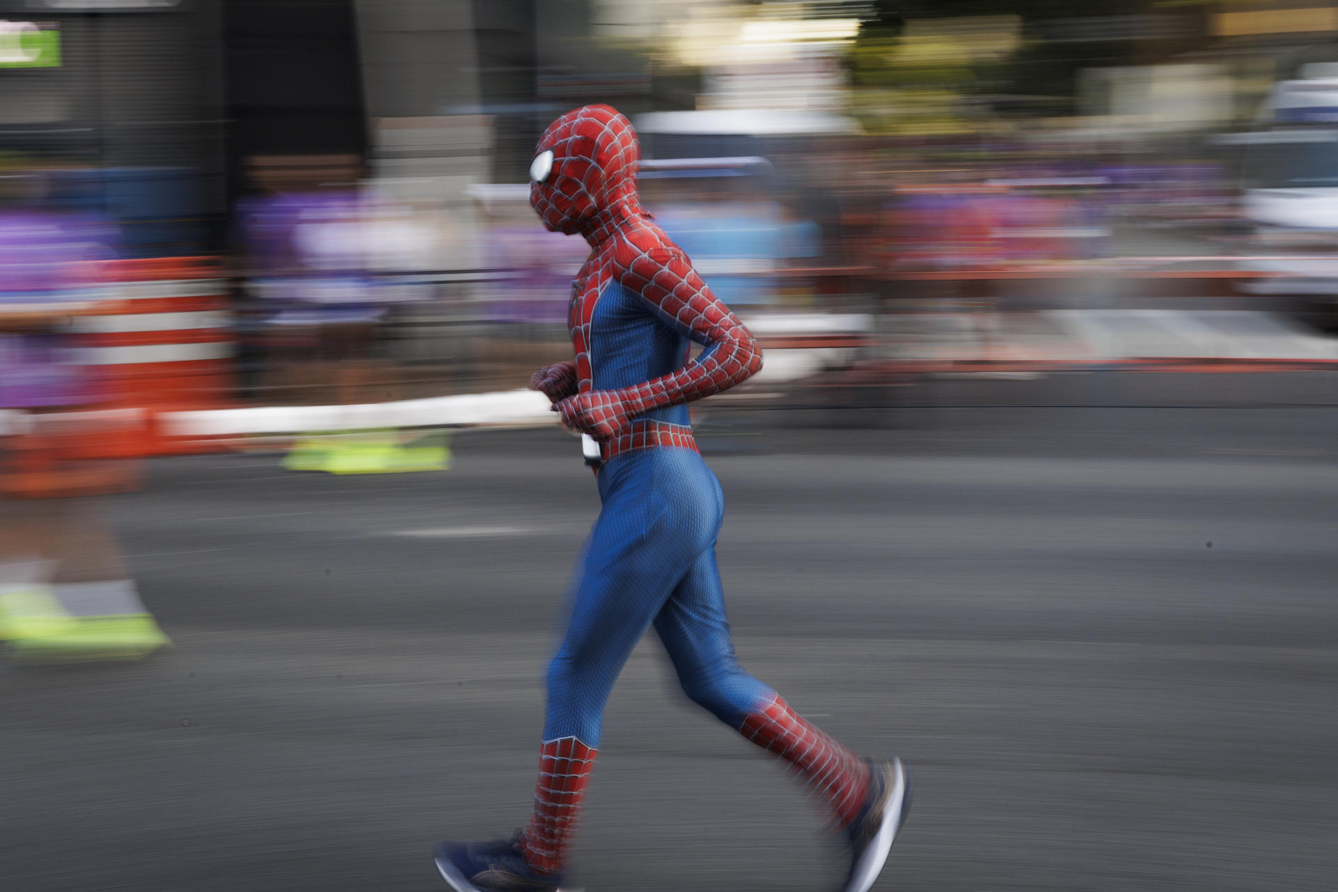 Un deportista vestido como el Hombre Araña participa en la 99ª edición de la Carrera Internacional de San Silvestre en Sao Paulo (Brasil). EFE/ Isaac Fontana
