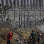 Elementos de la Guardia Nacional de Texas, dispararon bolas de pimienta para dispersar a migrantes este miércoles en ciudad Juárez, Chihuahua (México). EFE/Luis Torres