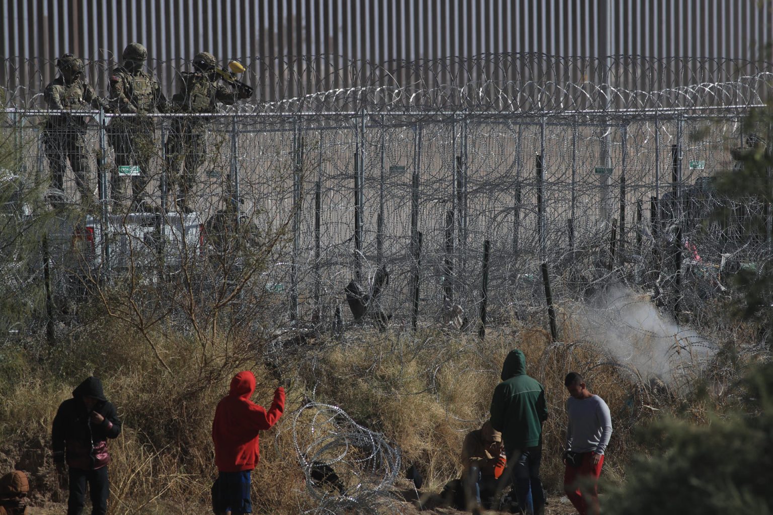 Elementos de la Guardia Nacional de Texas, dispararon bolas de pimienta para dispersar a migrantes este miércoles en ciudad Juárez, Chihuahua (México). EFE/Luis Torres