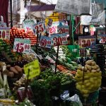 Fotografía de archivo de un puesto de verduras con los precios de cada producto, en un mercado de la Ciudad de México (México). EFE/ Sáshenka Gutiérrez