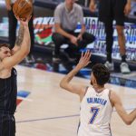 El escolta de los Dallas Mavericks Luka Doncic (I) lanza defendido por el alero de los Oklahoma City Thunder Chet Holmgren (D). Ambos volverán a enfrentarse en los cuartos de final de la NBA Cup. Foto de archivo. EFE/EPA/ADAM DAVIS SHUTTERSTOCK PROHIBIDO