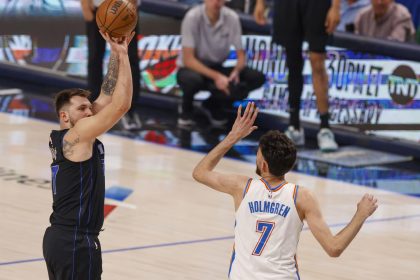 El escolta de los Dallas Mavericks Luka Doncic (I) lanza defendido por el alero de los Oklahoma City Thunder Chet Holmgren (D). Ambos volverán a enfrentarse en los cuartos de final de la NBA Cup. Foto de archivo. EFE/EPA/ADAM DAVIS SHUTTERSTOCK PROHIBIDO