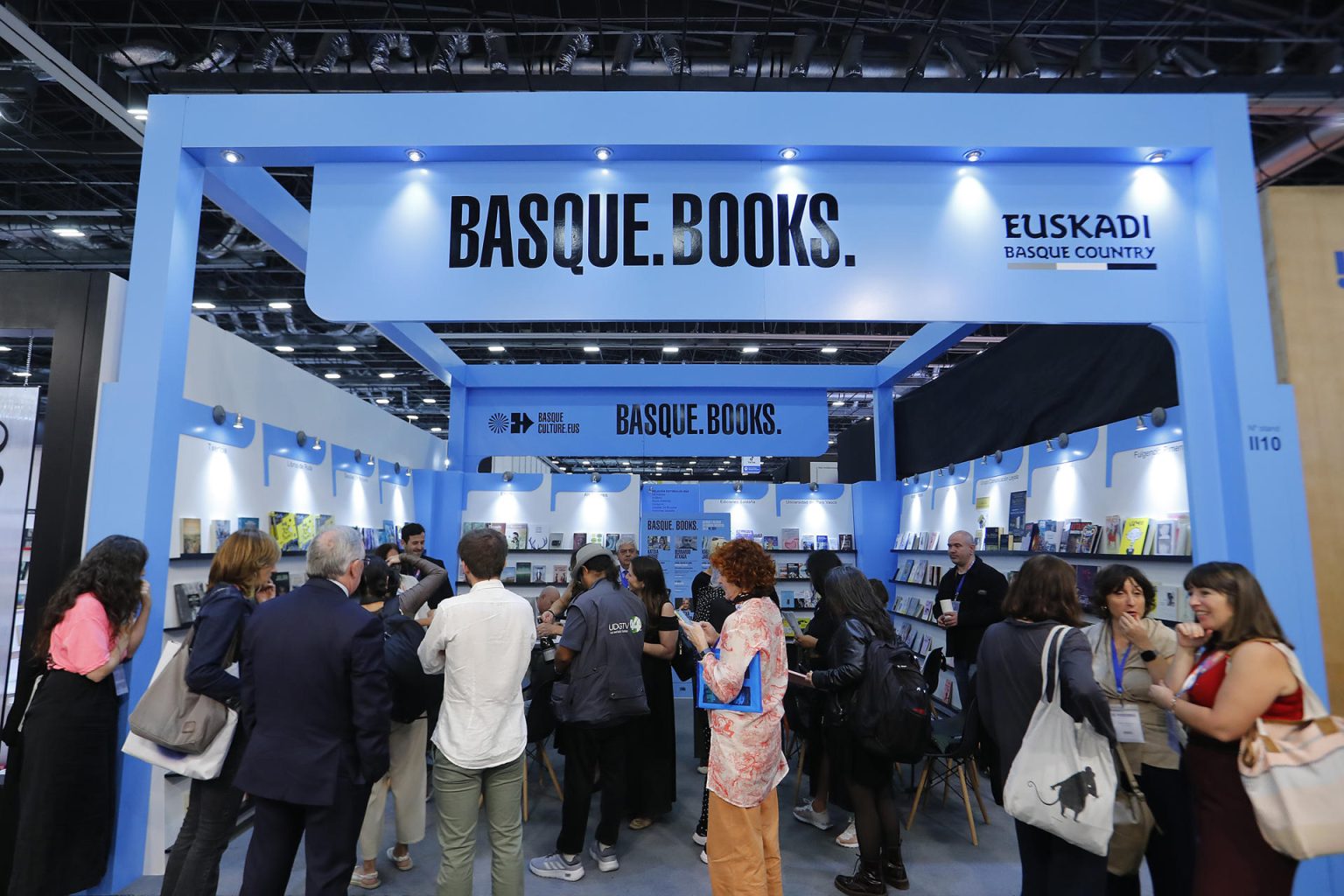 Visitantes acuden al pabellón de Basque.Books en el marco de la 38 edición de la Feria Internacional del Libro de Guadalajara (FIL), Jalisco (México). EFE/ Francisco Guasco