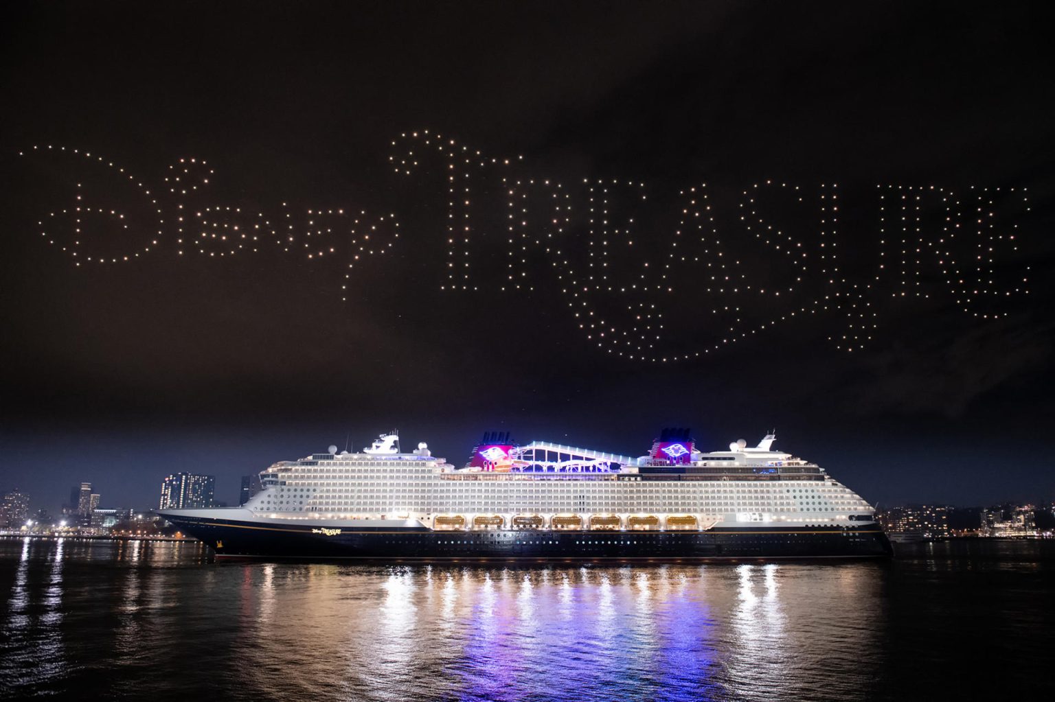 Fotografía cedida por Disney donde se muestra su nuevo crucero, Disney Treasure, durante una la celebración de su bautismo en el río Hudson en la ciudad de Nueva York (Estados Unidos). EFE/ Cortesía /SOLO USO EDITORIAL/NO VENTAS/SOLO DISPONIBLE PARA ILUSTRAR LA NOTICIA QUE ACOMPAÑA (CRÉDITO OBLIGATORIO)