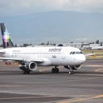 Fotografía de archivo que muestra un avión de la aerolínea Volaris. EFE/Sáshenka Gutiérrez