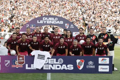 Jugadores de River Plate posan este sábado antes del partido de leyendas que los enfrentó con exfiguras de Colo Colo en el estadio Monumental, en Santiago. EFE/Elvis González