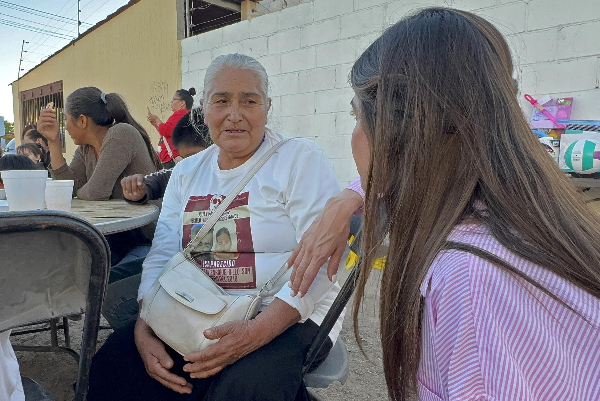 Integrantes del Colectivo de Madres Buscadoras hablan el pasado viernes, durante una actividad en el municipio de Hermosillo, en Sonora (México). EFE/Daniel Sánchez
