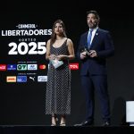 Los presentadores Marina Granziera (i) y Juan José Buscalia participan en el sorteo de la fase preliminar de la Copa Libertadores 2025. EFE/ Juan Pablo Pino