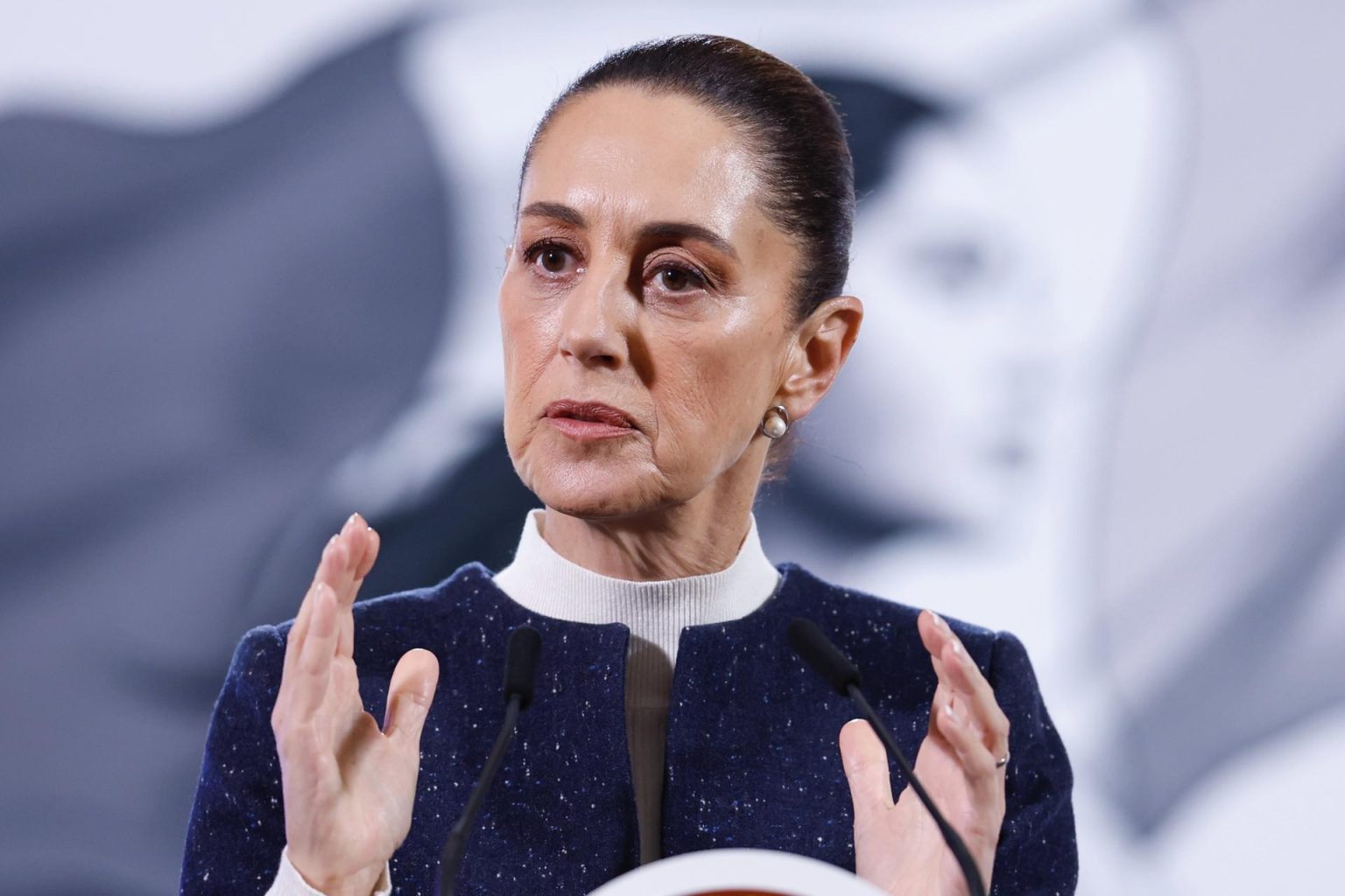 La presidenta de México, Claudia Sheinbaum, habla durante su rueda de prensa diaria este jueves, en el Palacio Nacional de la Ciudad de México (México). EFE/ Sáshenka Gutiérrez