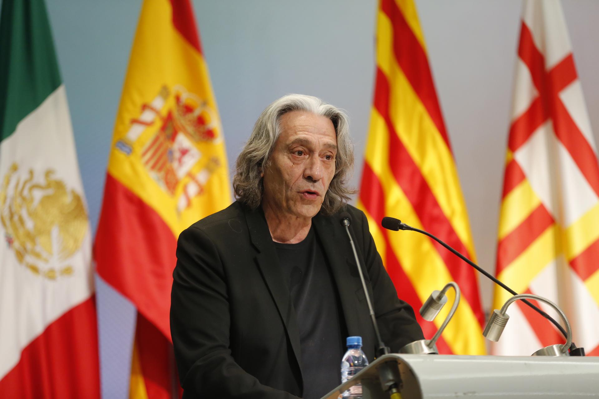 El concejal de industrias y cultura del ayuntamiento de Barcelona, Xavier Marcé habla este domingo en la ceremonia de la clausura de la 38 edición de la Feria Internacional del Libro de Guadalajara (FIL), Jalisco (México). EFE/ Francisco Guasco
