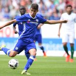 Fotografía de archivo, tomada en agosto de 2016, en la que se registró al atacante brasileño Oscar dos Santos Emboaba Junior al actuar para el club inglés de fútbol Chelsea, en Bremen (Alemania). EFE/Carmen Jaspersen