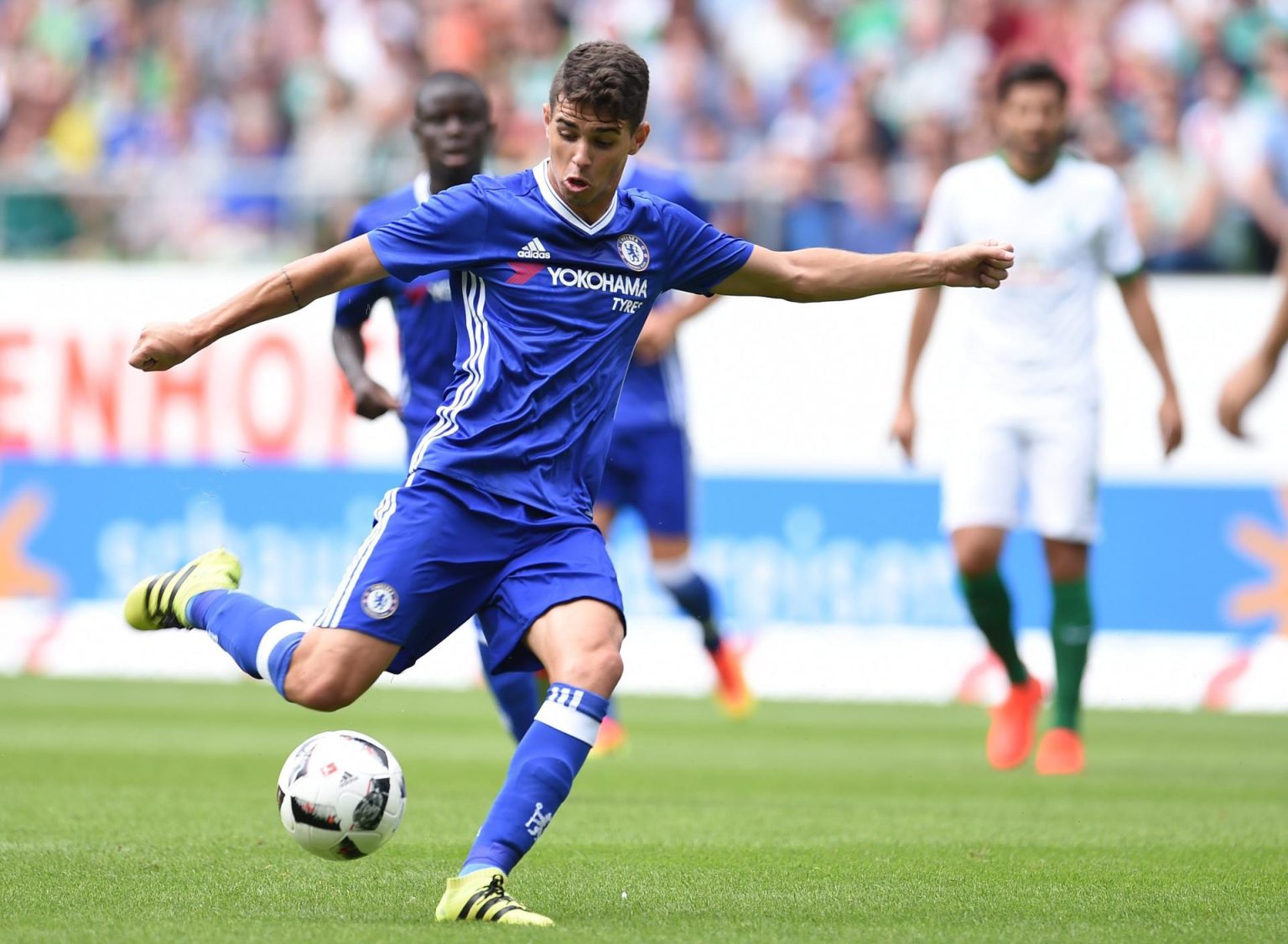 Fotografía de archivo, tomada en agosto de 2016, en la que se registró al atacante brasileño Oscar dos Santos Emboaba Junior al actuar para el club inglés de fútbol Chelsea, en Bremen (Alemania). EFE/Carmen Jaspersen